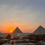 Dood Pyramids Hotel