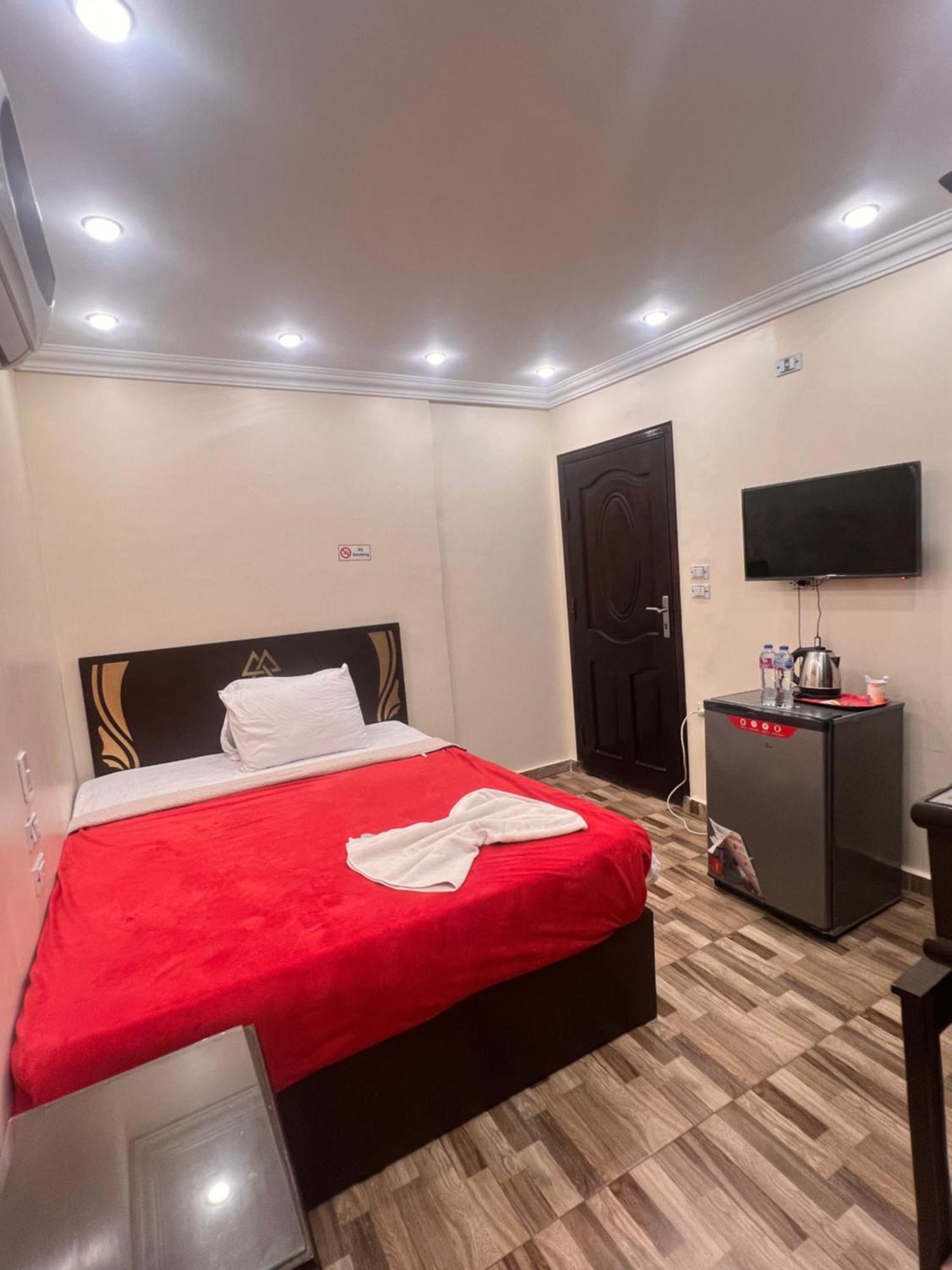 Dood Pyramids Hotel