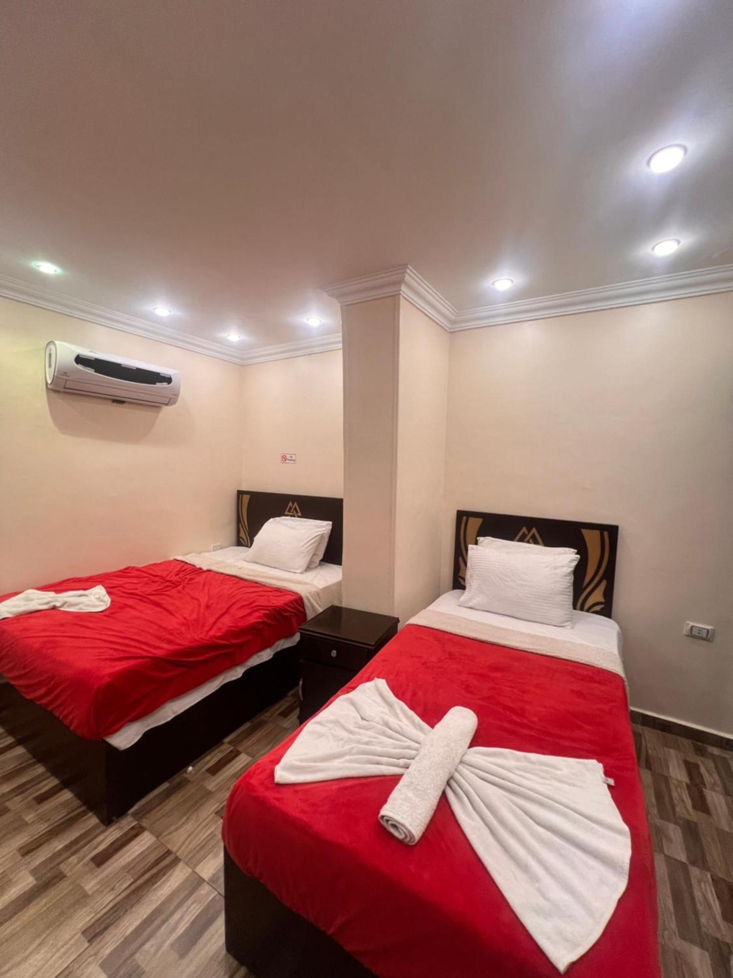 Dood Pyramids Hotel